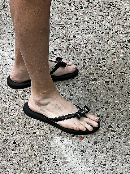 Gilf feet at supermarket