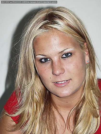 Well tanned blonde Elizabeth Del Mar gets fully nude before she