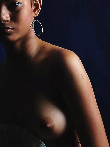 Desi Indian Nude Model Showing Boobs Under Saree Pallu