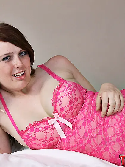 Emma Ash deepthroats cock