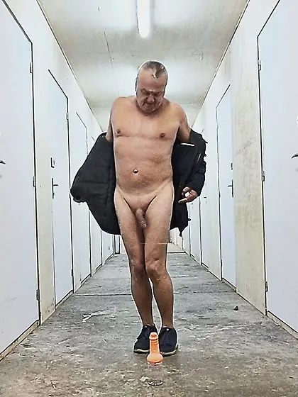 Nu et offert dans la cave