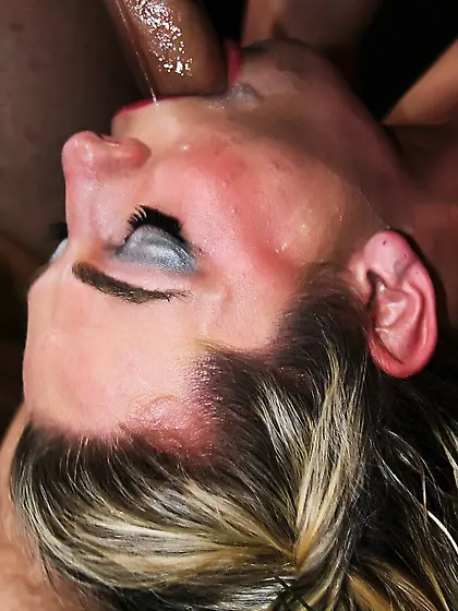 Blonde hottie juicy tits