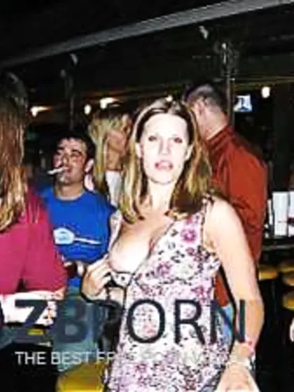 Eine Brust haengt raus...