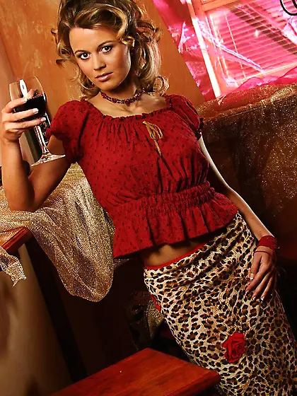 Sultry goldilocks Radka Varna leaves her knee-boots on when rubb