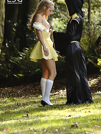 Lesbian girls Ronni Lsgmodels and Klara Lsgmodels show their nea