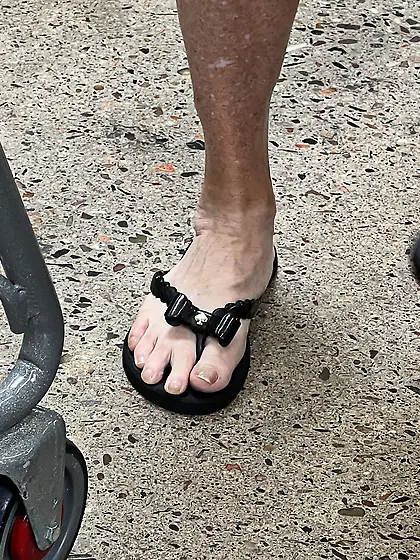 Gilf feet at supermarket