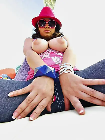 Bosomy Evie Delatosso with sexiest juicy ass has fun with overlo