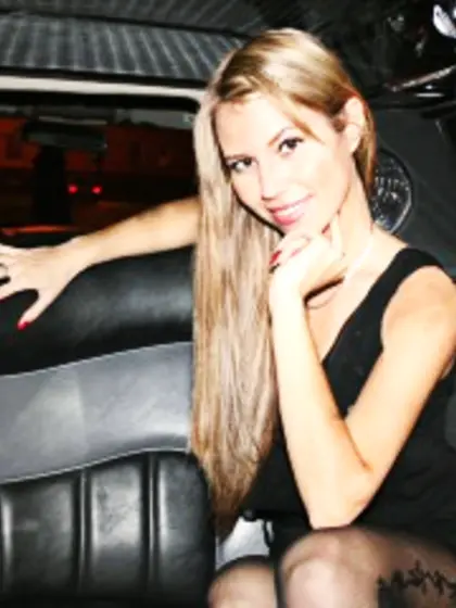 Blonde monica perform cameltoe