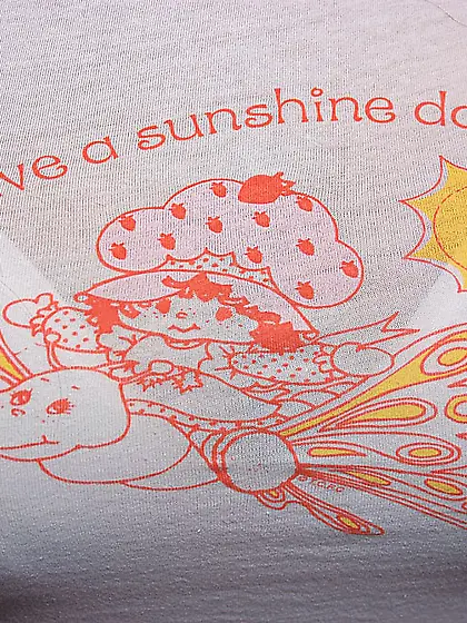 Playful Kelly Madison covers her big boobs and hot body with dif