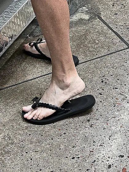 Gilf feet at supermarket