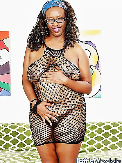 Ebony plumper Heather Mason shows it all