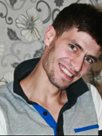 Blonde hothornyguy perform close