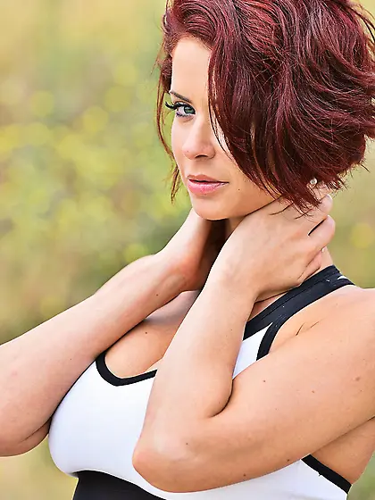 Redheaded mature chick shows her perfect ass in tight yoga pants