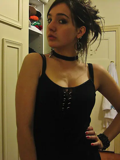 Hairy brunette show pusssy on cam