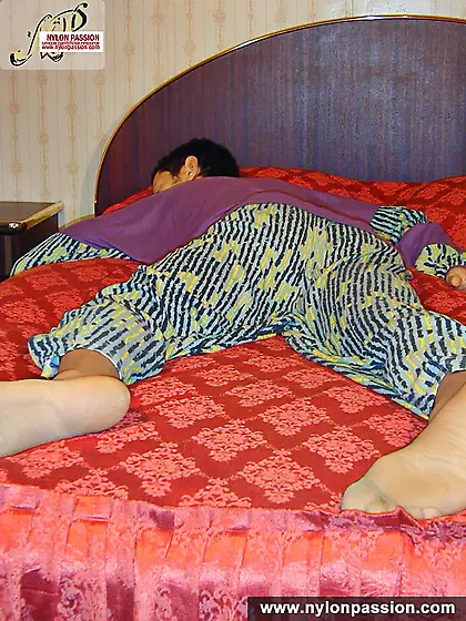 Pantyhose teen girl does footjob