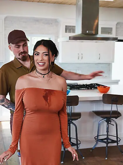 Exotic brunette Reyna Belle pleasures tattooed dude in the bathr