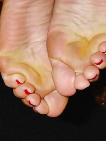 Aria Giovanni displays every toe after switching clothes