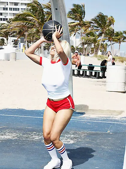 Fit ebony with dyed hair knows handling balls better than everyo