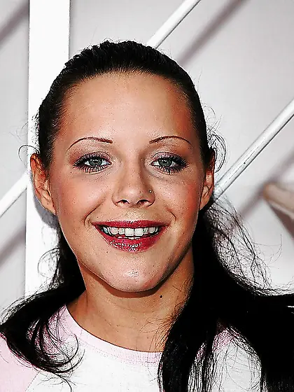 Playful brunette hottie wants to share her beauty during erotic