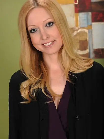 Blond-haired older hottie takes off her dress and shows her hole