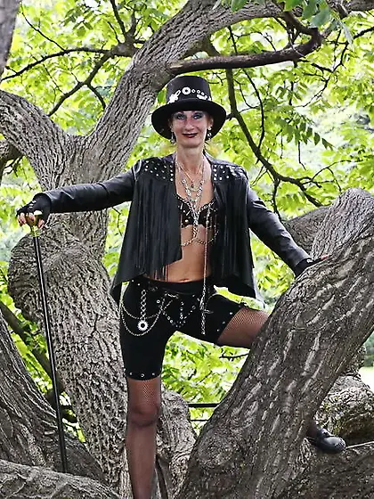 Clockpunk under the tree 2