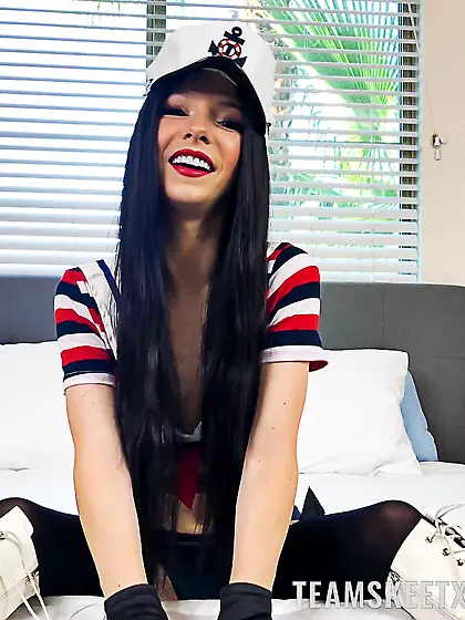 Dark-haired nymph Kenzie Reeves serves hard cock in POV