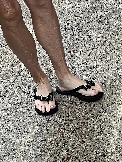 Gilf feet at supermarket