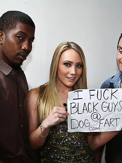 Vicious chick Kaylee Evans is sitting at the glory hole and swal