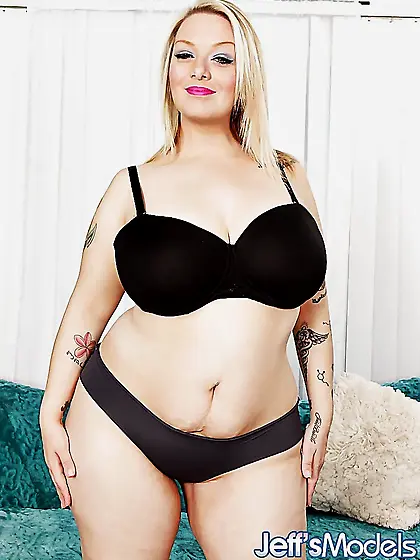 Sexy and beautiful blonde plumper Sinful Samia