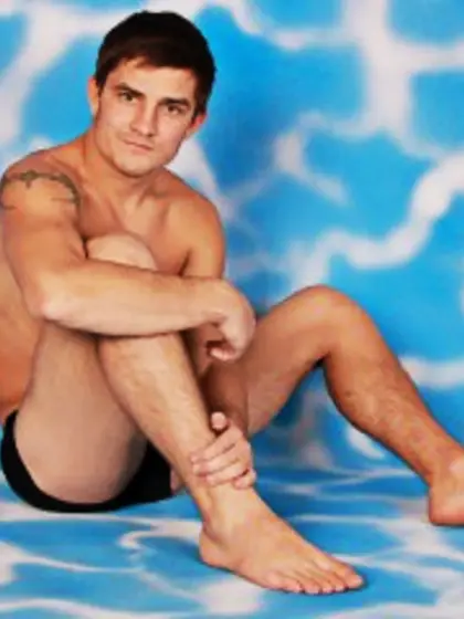 Brunette andreas perform close