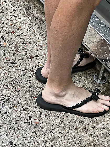 Gilf feet at supermarket