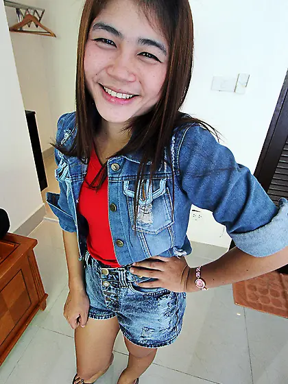 Petite Asian babe with a sweet smile is carnal and facialized on