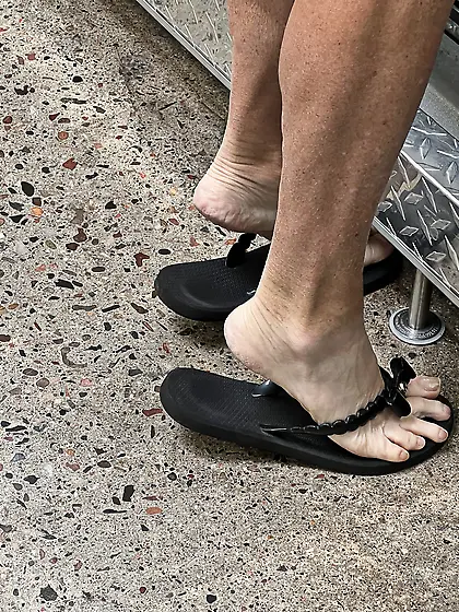 Gilf feet at supermarket