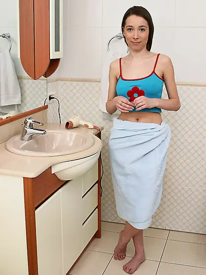 Cute amateur bathroom masturbation