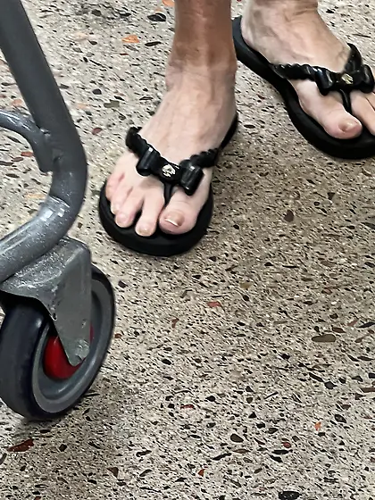 Gilf feet at supermarket