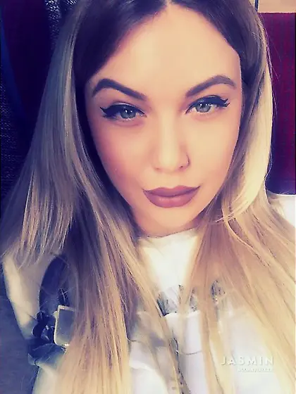 Camgirl bisexual squirt