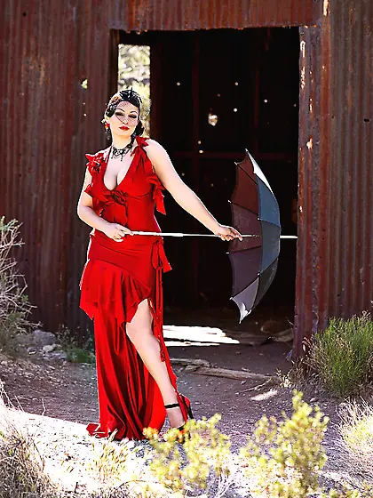 Elegant cougar puts umbrella away to flaunt her nice melons and