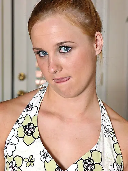 Bailey Sky loves stretching her tight pussy with pretty thick bl