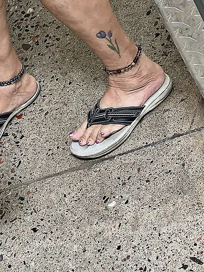 Gilf feet at supermarket