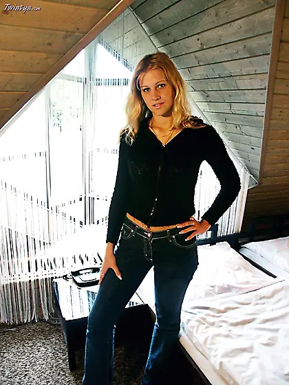 Sandra De Marco gets rid of her cute and sexy clothes and mastur