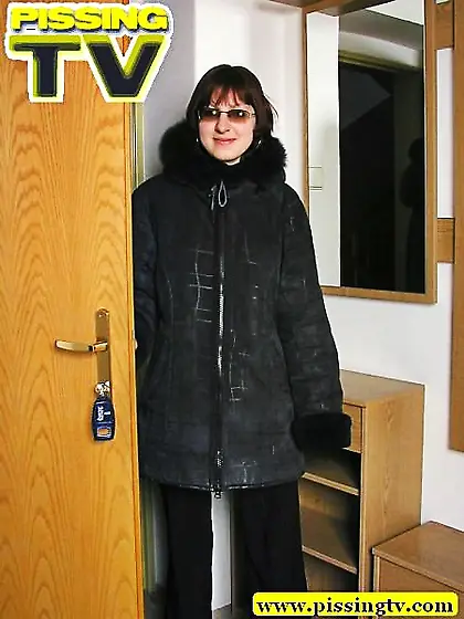 Lady pissing in hall