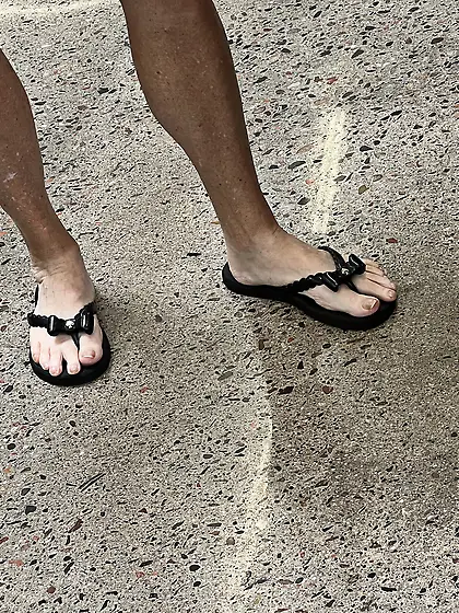 Gilf feet at supermarket