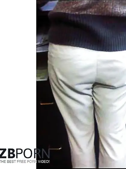 Sate Comment:24yo co-workers booty and clevage