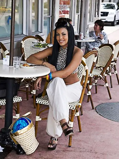 Amazing tattooed Latina Giselle Humes demonstrates body on the b