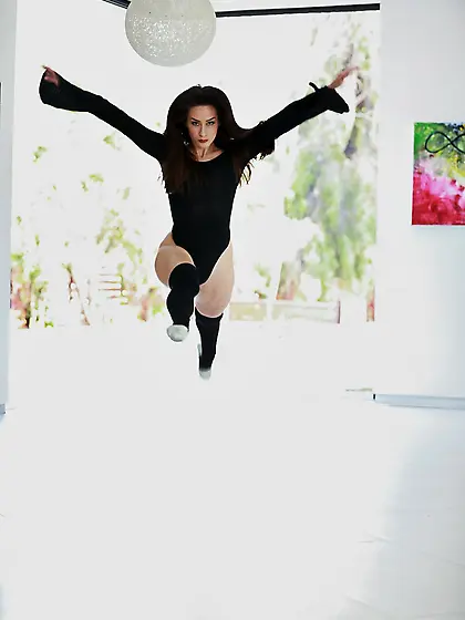 Hot dancer with flexible body seduces her muscular partner on se