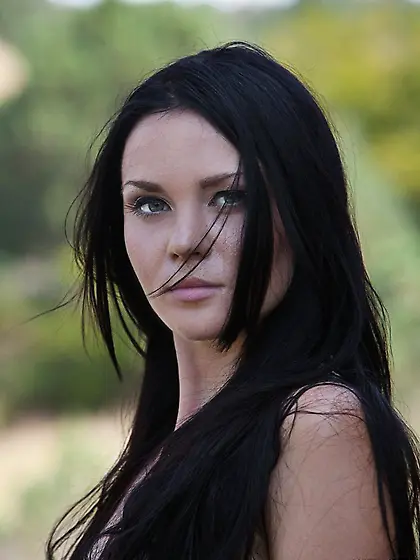 Brunette with a skinny body presents her own juicy vag while out