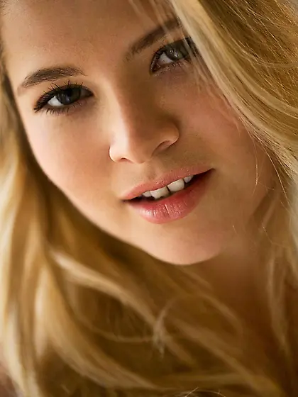 Seducing blonde Ellery Corrin is showing her naked skin body fro