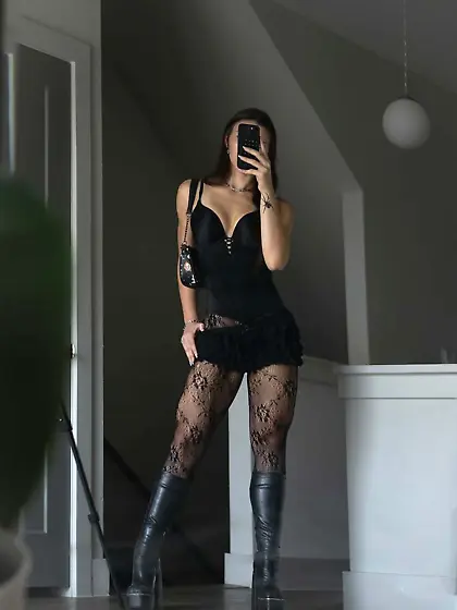 how would you break bratty fit goth hottie kendal?