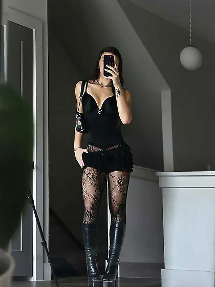 how would you break bratty fit goth hottie kendal?