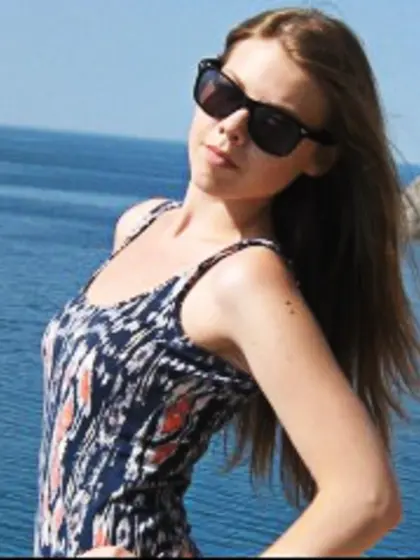 Brunette leeanne perform dancing